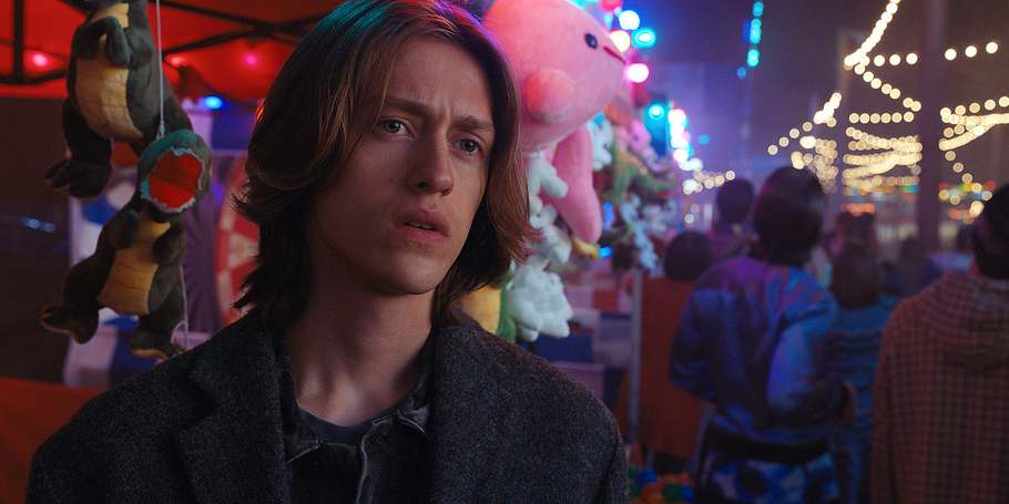 Percy Hynes White in seiner Rolle als Xavier in der ersten Staffel von Wednesday, schaut kritisch 