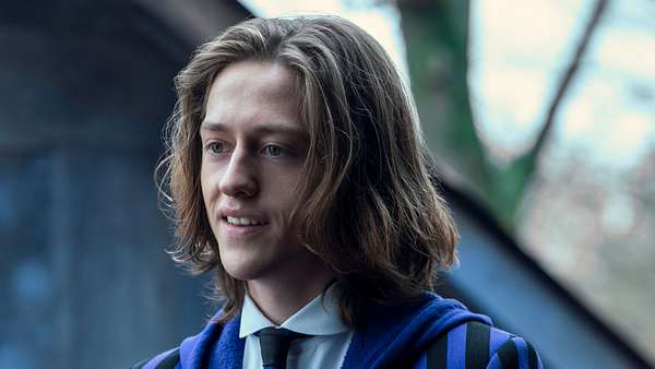 Nevermore Schüler Xavier Thorpe in seiner blau-gestreiften Schuluniform - Foto: Netflix