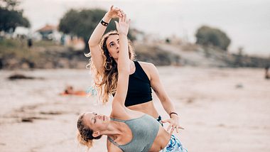 Fit mit Yoga: Sportübungen für dich und deine beste Freundin! - Foto: Istockphoto