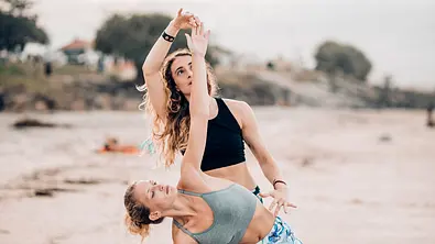 Fit mit Yoga: Sportübungen für dich und deine beste Freundin! - Foto: Istockphoto