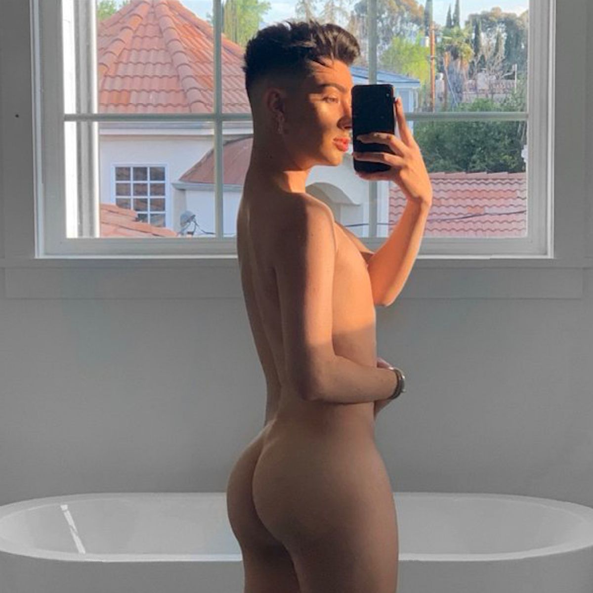 YouTuber James Charles zeigt sich auf Instagram nackt