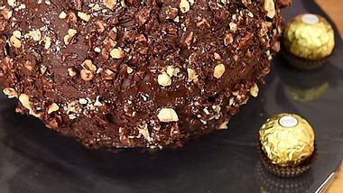 Genialer Party-Snack: riesige Ferrero-Rocher-Kugel! - Foto: Cookies Cupcakes and Cardio/YouTube