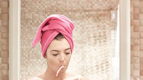 Darum solltest Du unbedingt Zähne putzen - Foto: iStock