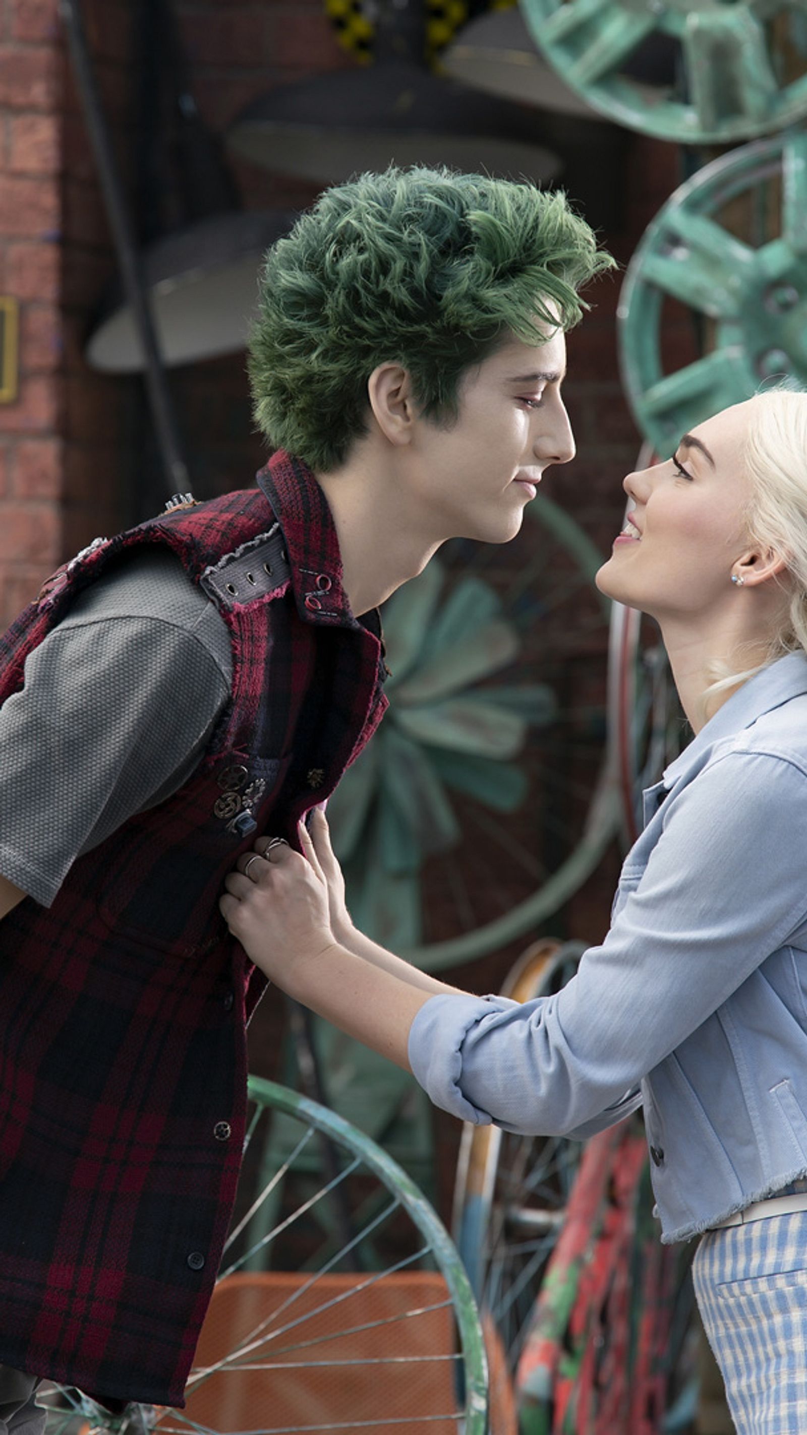 Zombies 3 Milo Manheim und Meg Donnelly im Interview: Akzeptanz spielt  eine wichtige Rolle | BRAVO