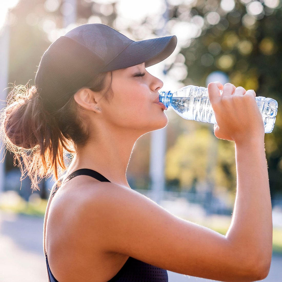 Zu viel Wasser trinken? So viel ist ungesund!