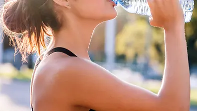 Zu viel Wasser trinken? So viel ist ungesund! - Foto: iStock/ljubaphoto